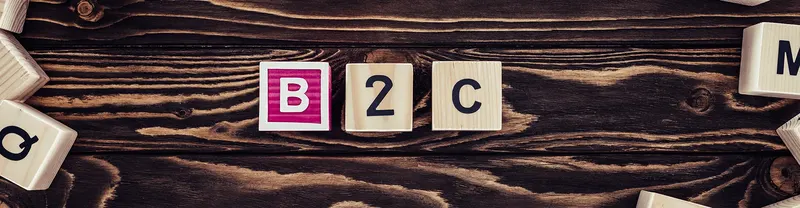 B2C feliratú fakockák sötét faasztalon