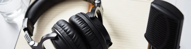 Professzionális stúdió fejhallgató és podcast mikrofon közelről