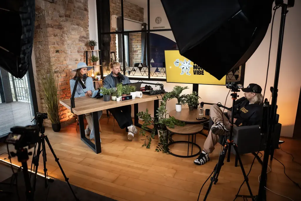 Felvétel közben a STUDIO+ stúdióban: kamerák, fények, mikrofonok és a műsorvezetők a háttérben