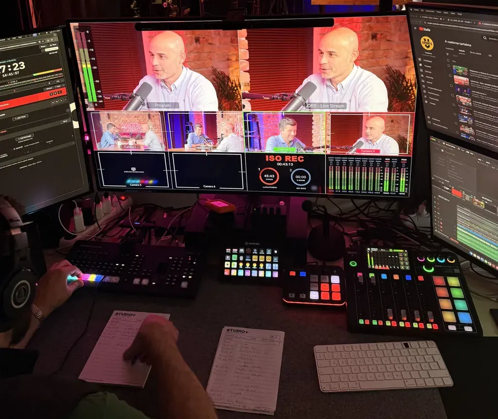 A STUDIO+ vezérlője többkamerás felvétel közben: monitorok, keverőpult és élő kameraképek