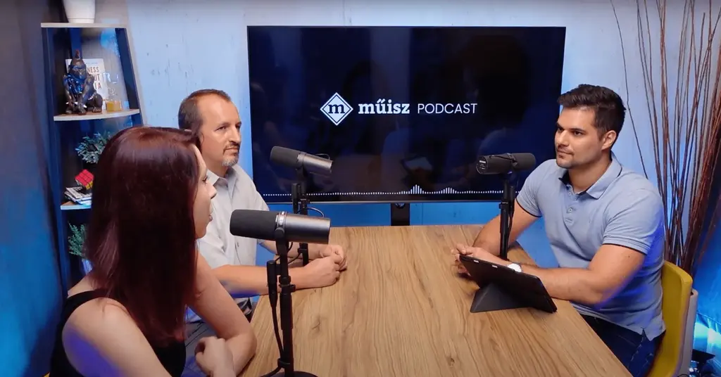 Három résztvevős podcast felvétel a STUDIO+ stúdióban a Műisz podcast számára