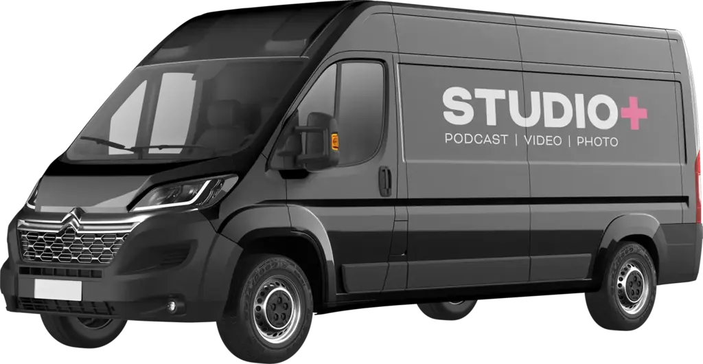 A STUDIO+ mobil stúdió fekete furgonja STUDIO+ felirattal