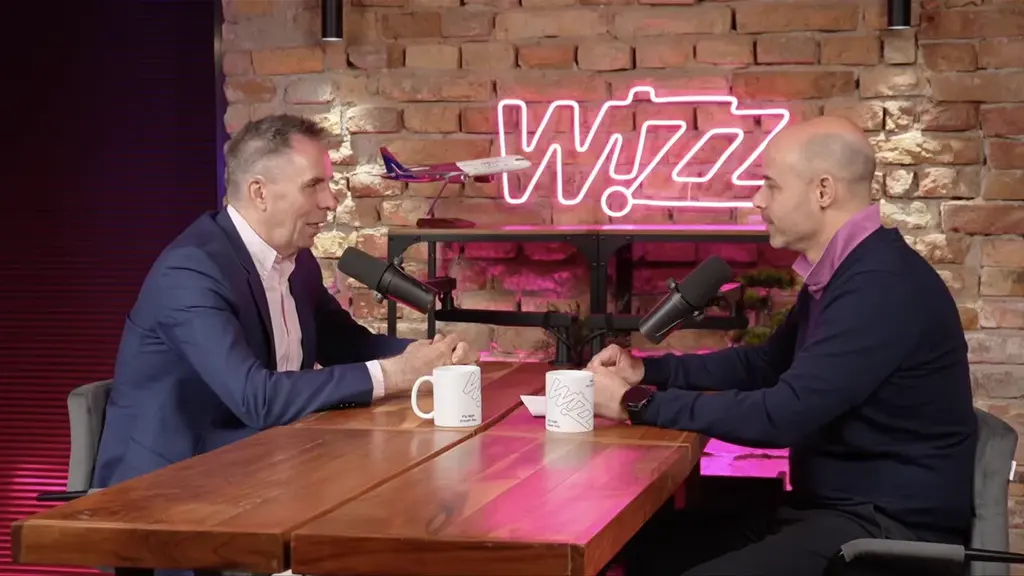 A WIZZ Podcast felvétele a STUDIO+ stúdióban, háttérben neon Wizz felirattal