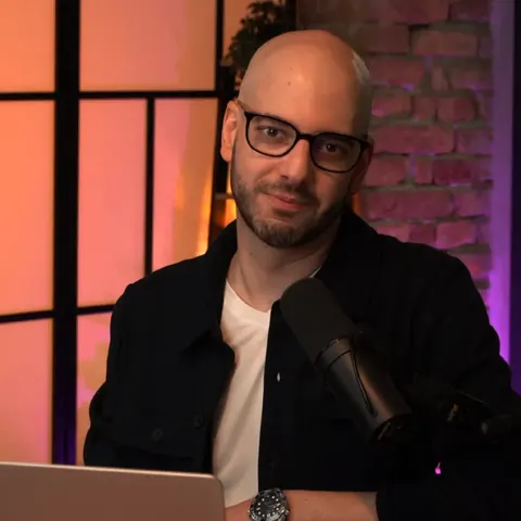 Simon Zoltán, a STUDIO+ Head of Studio-ja mikrofon előtt a stúdióban